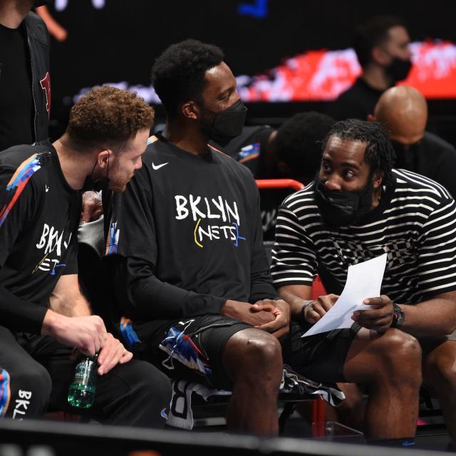 开云登录入口-雄鹿连扳两场大胜篮网 欧文伤退死神独木难支